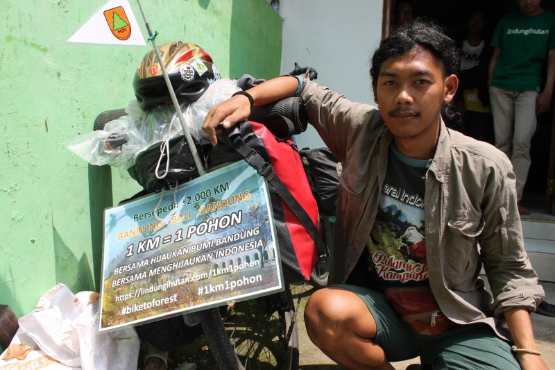 1 KM 1 Pohon : Bersepeda Bandung - Bali - Bandung