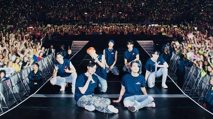 Anggota GOT7 saat perform di atas panggung