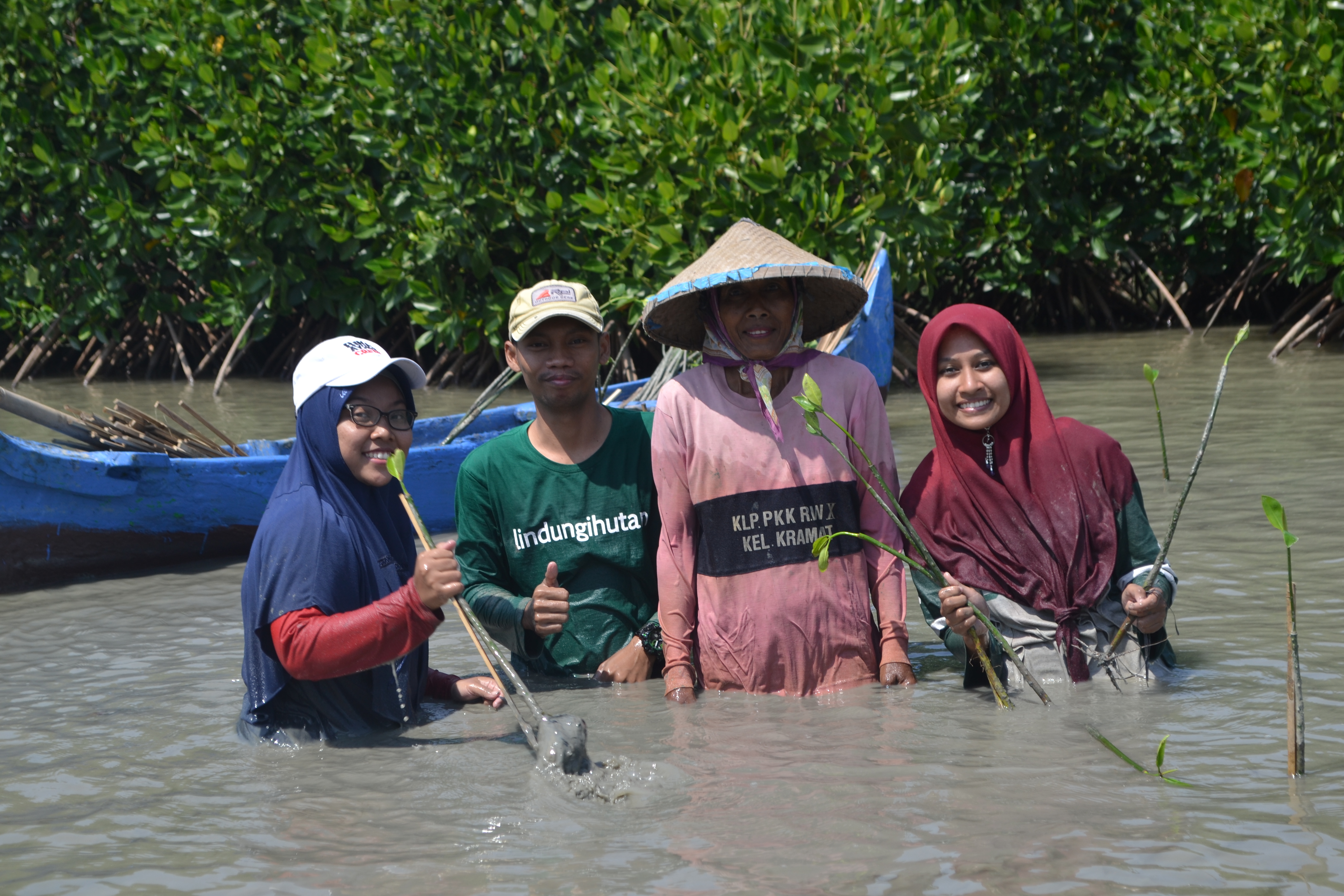 Mak Jah Tidak Bisa Lagi Menjual Bibit Pohon Karena Virus Corona, Bantu Mak Jah Selama Masa Pandemi Melalui Donasi di LindungiHutan.com/BersamaMakJah