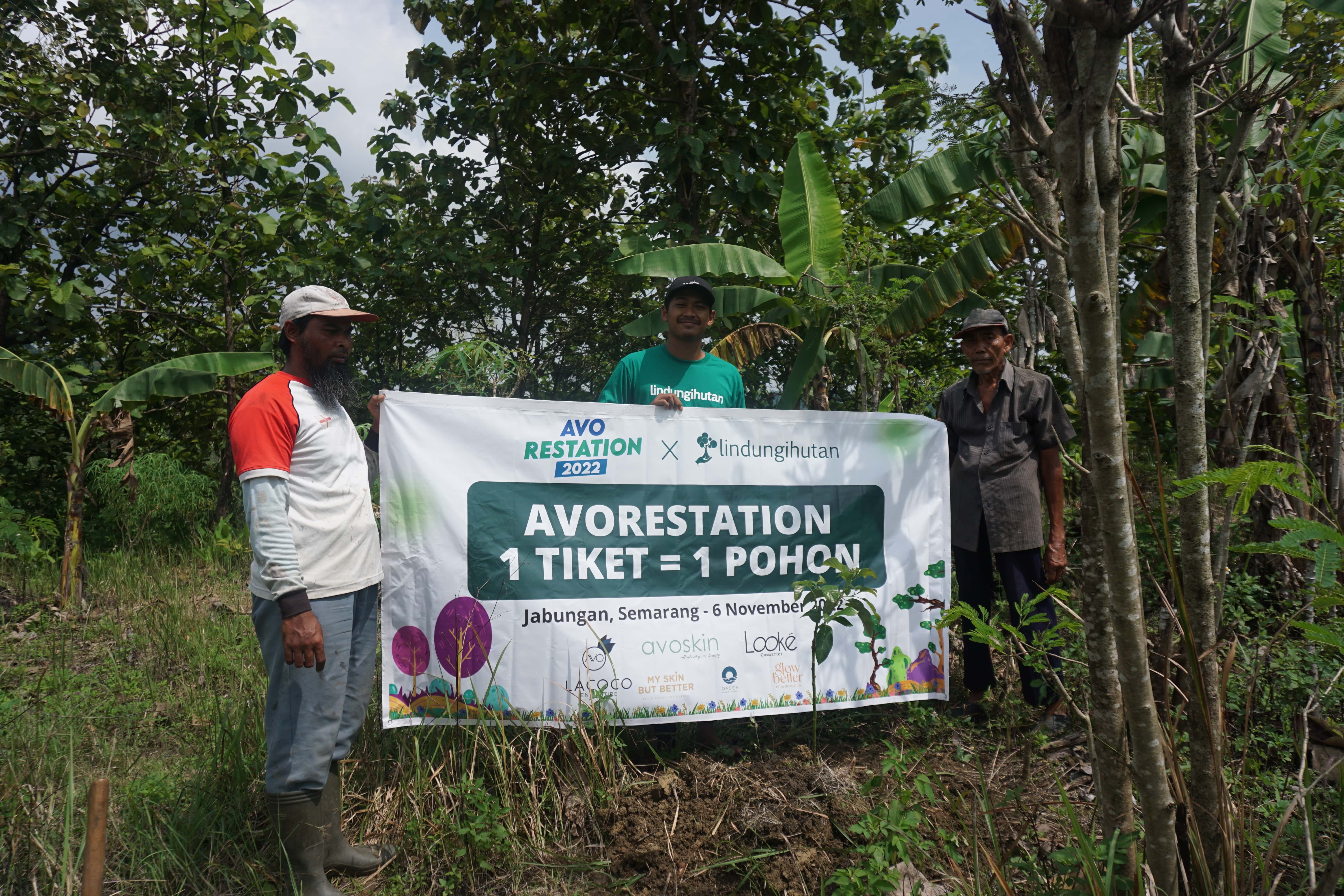 Foto mitra petani sedang di area penanaman Avorestation Semarang.