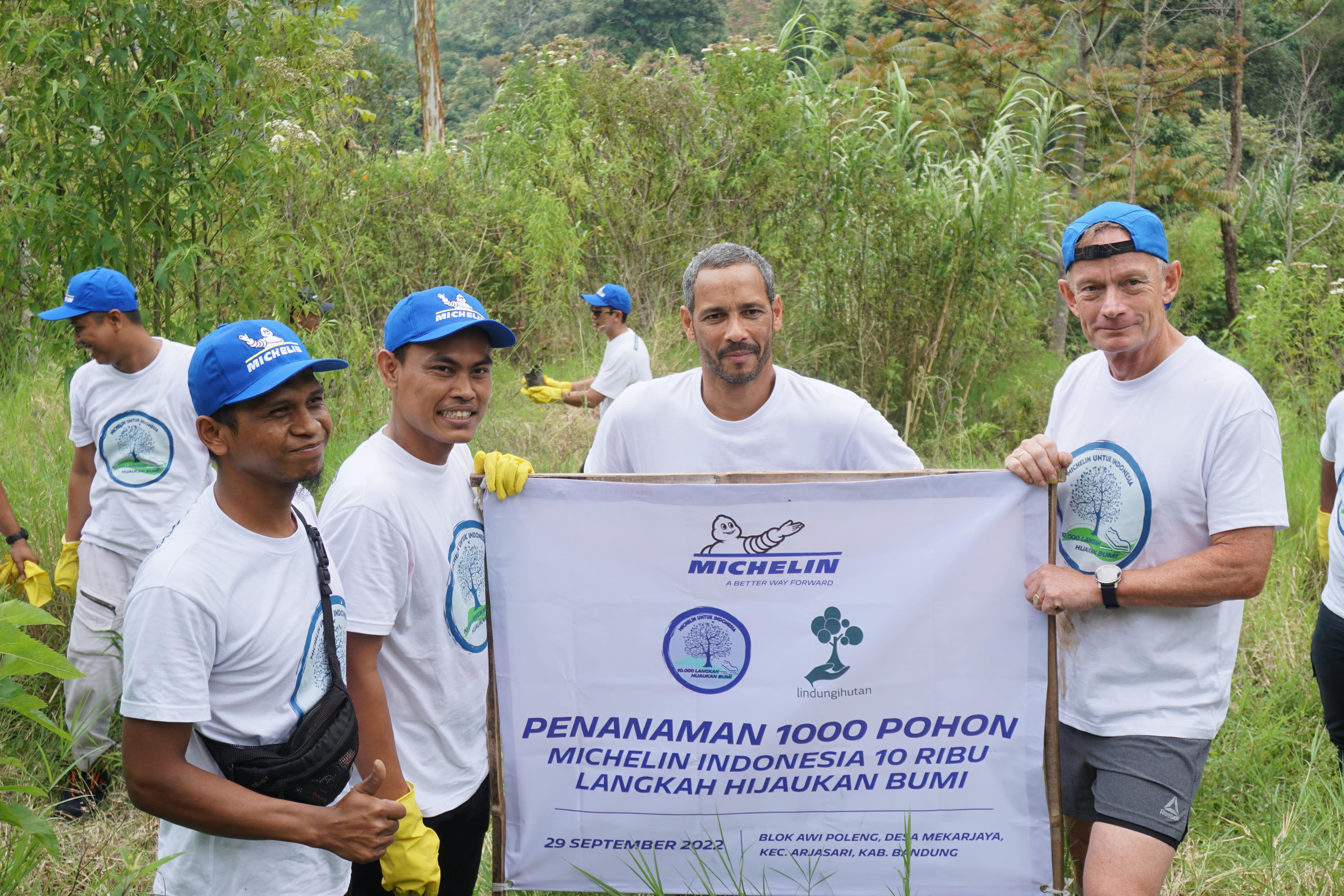 Jajaran petinggi PT Michelin Indonesia berfoto dengan penanda area penanaman di Bandung.