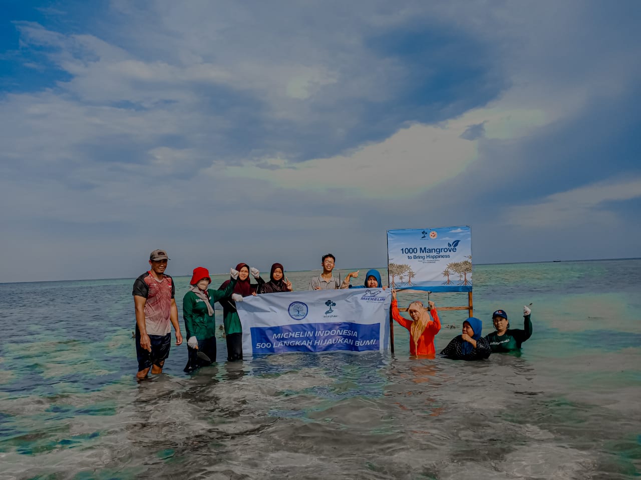 Mitra penggerak penghijauan LindungiHutan menanam bibit mangrove di pesisir Pulau Pari.